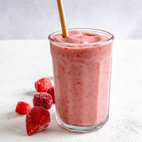 This Strawberry Yogurt Smoothie is so creamy and delicious! It's completely vegan and will be the refreshing breakfast smoothie to kick start your day! #foodsharingvegan #strawberry #smoothie Frozen Strawberry Smoothie, Smoothie With Yogurt, Delicious Strawberry Smoothie, Mango Yogurt Smoothie, Strawberry Yogurt Smoothie, Strawberry Smoothie Healthy, Greek Yogurt Smoothie, Strawberry Smoothie Bowl, Yogurt Shake