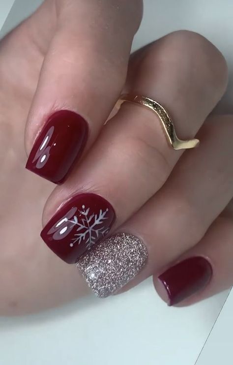 Marron Christmas Nails, December Dip Nail Ideas, Burgundy Holiday Nails, Winter Nails Medium, December Nails Christmas Xmas, Maroon Christmas Nails, December Holiday Nails, December Gel Nails, Fancy Christmas Nails