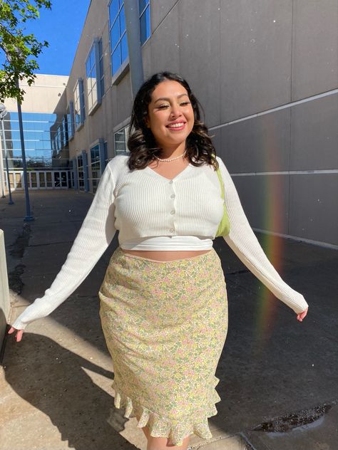 Plus size outfit inspo💚 green outfit, long skirt outfit, plussize, plussize fashion, skirt outfits, long skirt outfit. Long Skirt Outfit Plus Size, Skirt Outfit Plus Size, Oklahoma Fashion, Plus Size Aesthetic Outfits, Plus Size Long Skirts, Long Skirt Outfit, Printed Skirt Outfit, Beautiful Monday, Recruitment Outfits