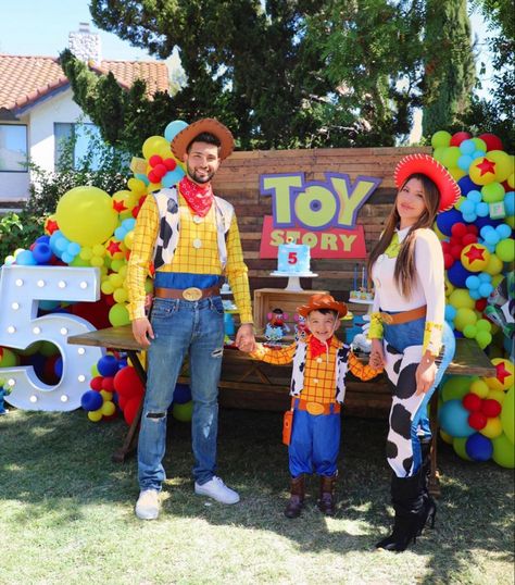 Toy Story Birthday Photo Shoot, Toy Story Backdrop Ideas, Toy Story Photo Shoot Ideas, Toy Story Photoshoot, Toy Story Backdrop, Woody Party, Toy Story Bday, Toy Story Invitations, Toy Story Costumes