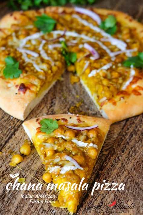 Indian Pizza Vegetarian, Weird Pizza, Indian Pizza, Pizza Sweet, Paneer Pizza, Pizza Project, Vegetarian Pizza Recipe, Pizza Board, Spicy Tomato Sauce