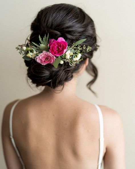 12 stunning beach bohemian hairstyles for your big day Woman With Flowers, Flowers In Her Hair, Boda Mexicana, Bridal Hair Flowers, Wedding Hair Inspiration, Wedding Hair Flowers, Bridal Hair Vine, Half Up Half Down Hair, Hair Vine