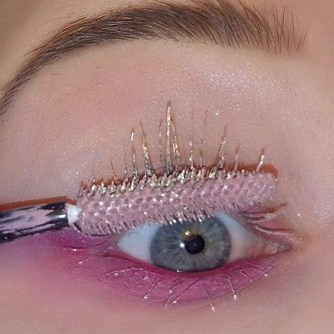 High Fashion MakeUp on Instagram: “Candycane 🎀 thoughts on this look? ✨😍✨ . Last Christmas look. (diy mascara with silver shimmers and gloss) . credits : @coolgirlswearmugler…” Hippie Makeup, Glitter Mascara, Glittery Eye Makeup, Diy Mascara, Pink Mascara, Sparkly Makeup, High Fashion Makeup, Graphic Makeup, Avant Garde Makeup