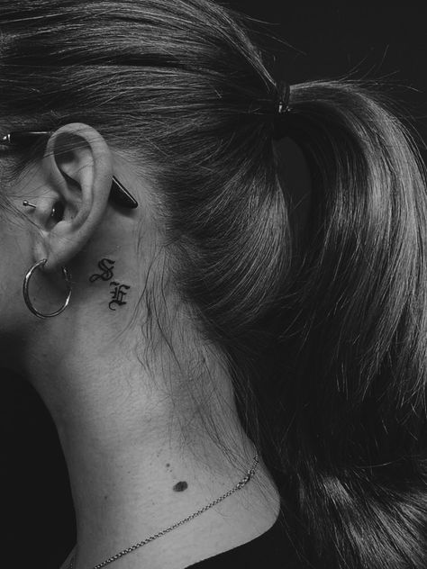 #tattoo #tattooideas #eartattoosbehind #eartattoo #letters #letterstattoo #oldschool #oldschooltattoo #minimalisttattoos #minitattoos #smalltattoos #characteristic #traguspiercing #piercing Old English Tattoo Behind Ear, Letter Tattoos Initials Behind Ear, Initials Tattoo Behind Ear, Old Love Tattoo, Initials Behind Ear Tattoo, Initial Neck Tattoo, Birth Year Tattoo Behind Ear, Old English Letter Tattoo, Letter Tattoo Behind Ear