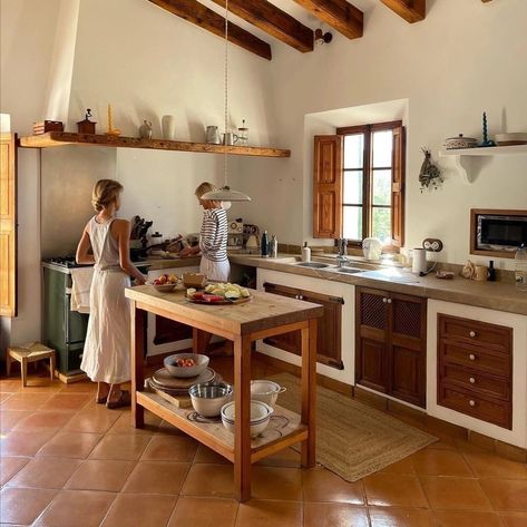 Small Italian House Interior, Lexi Hidalgo House, Italian Aesthetic House, Small Italian House, Italian Kitchen Aesthetic, Italian House Interior, Spanish Apartment, Italian House, Italian Home