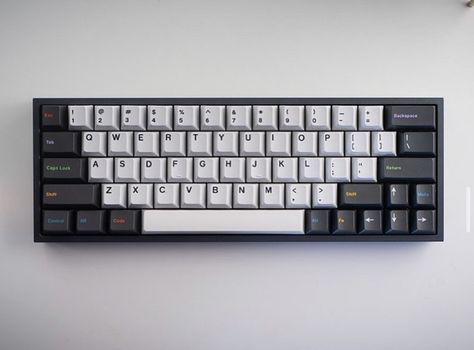 Custom Keyboard Ideas, Gaming Keyboard Aesthetic, Mech Keyboard, Best Pc Setup, Small Room Setup, Keyboard Aesthetic, Keyboard Ideas, Custom Keyboards, Basic Computer Programming