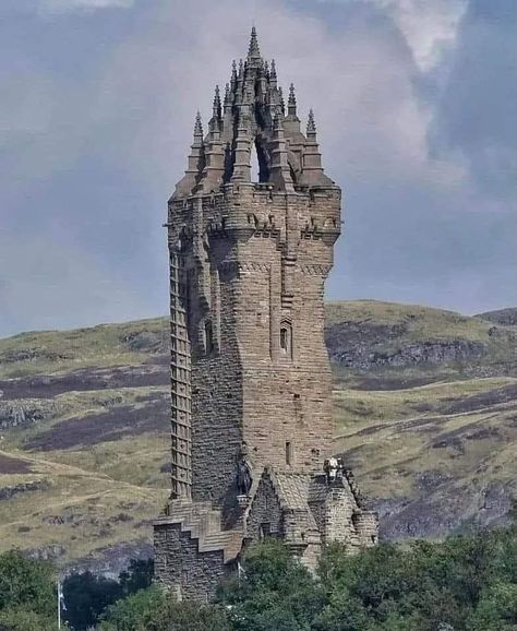 The Wallace Monument, located in Stirling, Scotland, 🏴󠁧󠁢󠁳󠁣󠁴󠁿 is an imposing 67-foot-tall tower that pays tribute to William Wallace, the Scottish national hero known for leading the struggle for Scottish independence in the 13th century. Built in 1869, this monument offers a spectacular panoramic view of the region from its summit, after climbing 246 steps. Inside, it houses various exhibits, including the famous Wallace sword, which measures approximately 1.67 meters and weighs 3 kilograms.... The Winter King, Wizard Tower, Wallace Monument, Silk Shoes, Stirling Scotland, Winter King, Cool Places To Go, Dragon Lady, Princess Life