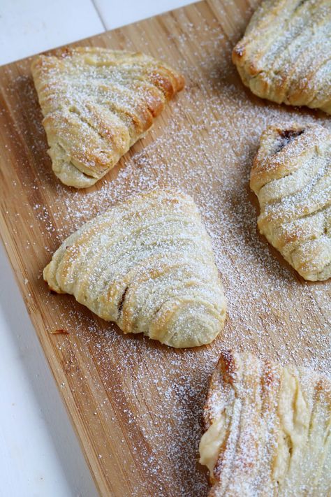 Easy Sfogliatelle Recipe, Sfogliatelle Italian Pastries, Sfogliatelle Recipe, Italy Recipes, Italian Baking, Almond Paste Recipes, Italian Sweets, Pastry Cream Recipe, Baked Sweets