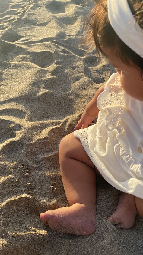 Beach Kids Aesthetic, Baby At The Beach, Beach Babies, Brunette Aesthetic, Ocean Kids, Baby Summer, Holiday Baby, Beach Baby