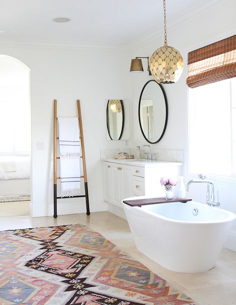 Go beyond the typical bath mat and elevate your bathroom with a stylish rug underfoot. Interior Boho, Bohemian Bathroom, Bad Inspiration, Ideas Hogar, Boho Bathroom, Bathroom Trends, Bad Design, A Rug, Dream Bathroom