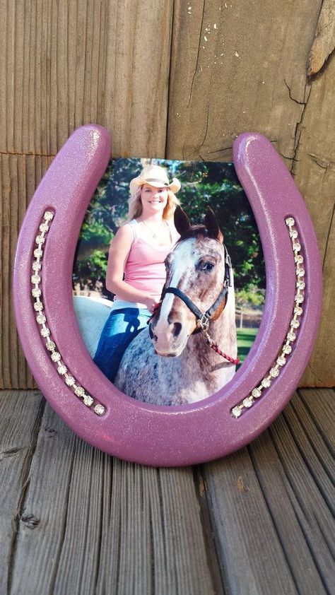 Horse Shoe Decor, Bling Picture Frames, Decorated Horse, Horse Bedroom, Horseshoe Crafts Projects, Horse Room, Diy Crafts For Teen Girls, Horseshoe Projects, Diy Crafts For Teens