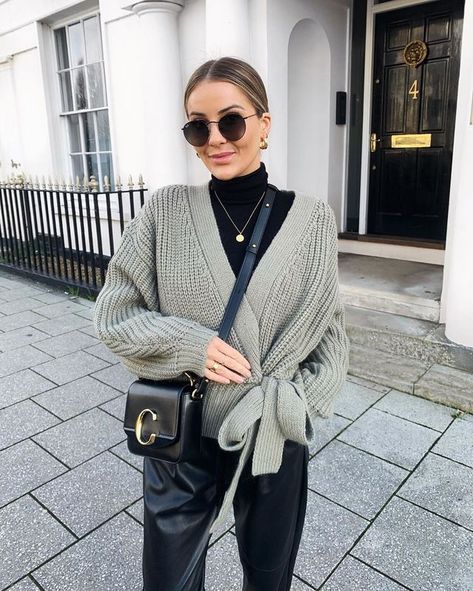 Refresh Your Winter Wardrobe With This Chic Sweater Nadia Anya, Black Denim Skirt Outfit, Formal Winter Outfits, Fashion Inspo Instagram, Hot Fall Outfits, Zara Haul, Look Adidas, Estilo Indie, Chic Sweater