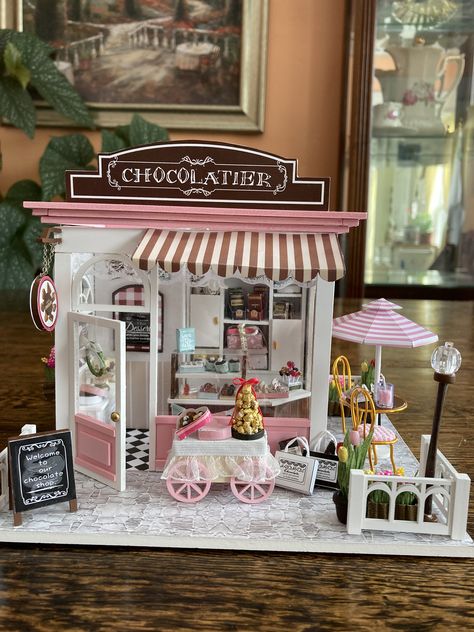 Miniature Cake Shop, Dollhouse Bakery Shop, Dollhouse Cafe, Cake Shop Interior, Christmas Themed Cake, Room Box Miniatures, Storefront Design, Miniature Cake, Cardboard House