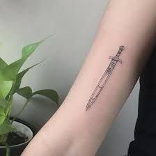 Riptide Tattoo Percy Jackson, Subtle Percy Jackson Tattoo, Riptide Tattoo, Tatuagem Percy Jackson, Percy Jackson Tattoo, Tattoo Kiss, Fandom Tattoos, Trident Tattoo, Tattoos Aesthetic