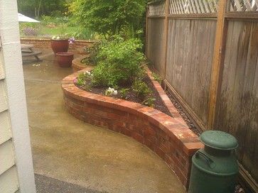 Outdoor brick planter Design Ideas, Pictures, Remodel and Decor Circular Pavers, Brick Planter Ideas, Brick Planters, Corner Flower Bed, Brick Landscaping, Brick Garden Wall, November Diy, Planter Designs, Brick Planter