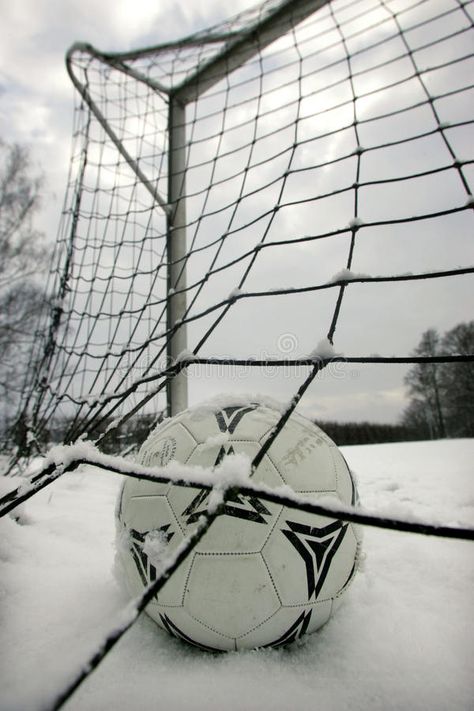 Winter Soccer Wallpaper, Cold Soccer Photos, Coldest Soccer Photos, Soccer Net Aesthetic, Soccer Goal Celebration, Street Soccer, Soccer Season, Football Pitch, Football Ball