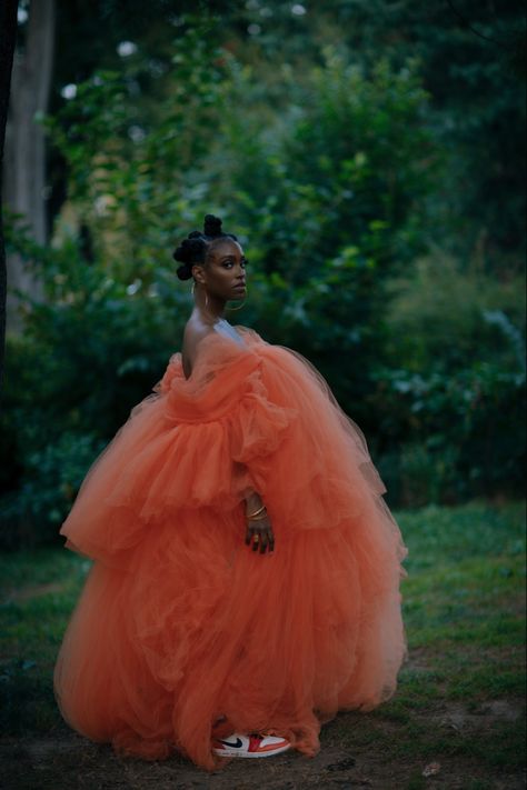 Puffy Dress Photoshoot, Creative Fashion Photography Editorial, Poofy Dress Photoshoot, Red Tulle Dress Photoshoot, Red Tulle Photoshoot, Tulle Dress Photoshoot, Tulle Dress Editorial, Tulle Photoshoot, Twirl Skirt