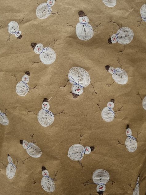 Hand Drawn Gift Wrap, Hand Printed Wrapping Paper Christmas, Potato Print Wrapping Paper, Brown Paper Wrapping Drawing, Hand Drawn Christmas Wrapping Paper, Painting Wrapping Paper, Diy Christmas Wrapping Paper Drawing, Christmas Wrapping Drawing, Brown Wrapping Paper Ideas Christmas