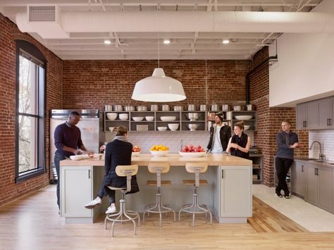 Airbnb office kitchen Airbnb Office, Office Kitchenette, Office Motivation, Innovative Office, Office Design Inspiration, Office Designs, Modern Office Design, Lunch Room, Office Bar