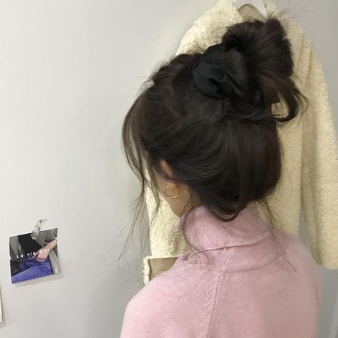 Messy Curly Bun, Hair Inspiration Long, Hair Inspo Color, Hairstyles Haircuts, Thick Hair, Messy Hairstyles, Messy Bun, Ulzzang Girl, Up Hairstyles