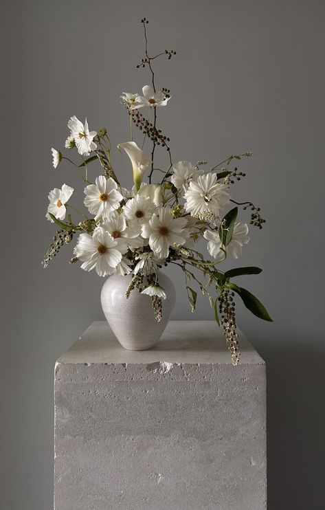 White Winter Floral Arrangements, Minimal Floral Arrangements, Plinth Flowers, Greenery Floral Arrangements, Greenery Floral Arrangement, Winter Floral Arrangements, Modern Floral Arrangements, Hotel Flowers, White Floral Arrangements