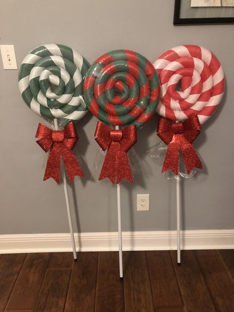 Christmas Lollipops, Dollar Store Christmas Crafts, Pool Noodle, Dollar Store Christmas, Christmas Yard Decorations, Christmas Themes Decorations, 카드 디자인, Diy Pool, Christmas Parade