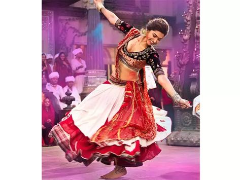 Leela Movie, Choli Pattern, Garba Dress, Navratri Garba, Lehenga Pattern, Navratri Dress, Saree Bollywood, Navratri Chaniya Choli, Ethno Style