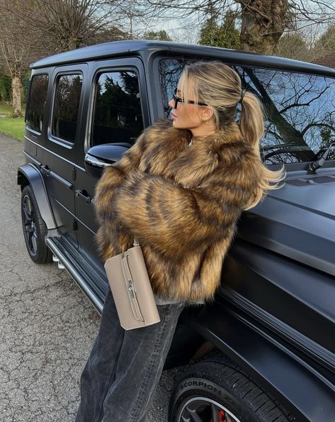 Olivia Attwood Style, Brown Fur Coat Outfit, Fur Coat Street Style, Fur Aesthetic, Hard Launch, Fur Jacket Outfit, Brown Fur Coat, London Outfit, Cozy Winter Outfits