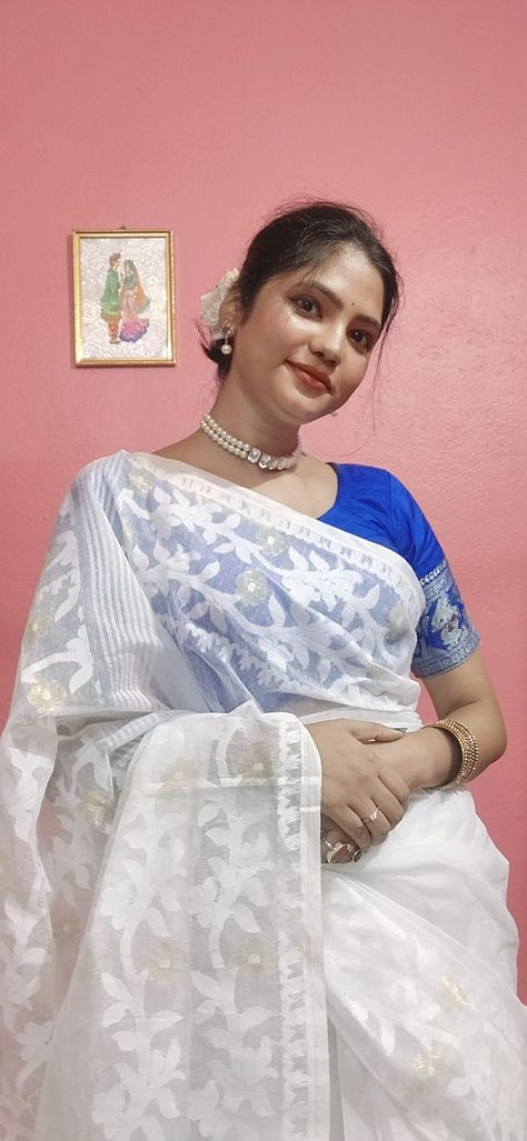 #elegant #simple #flower hairdo Puja Saree Look, Saraswati Puja Saree Look, Saree Blue, Saraswati Puja, White Saree, Outfit White, Simple Flower, Saree Look, Blue Blouse