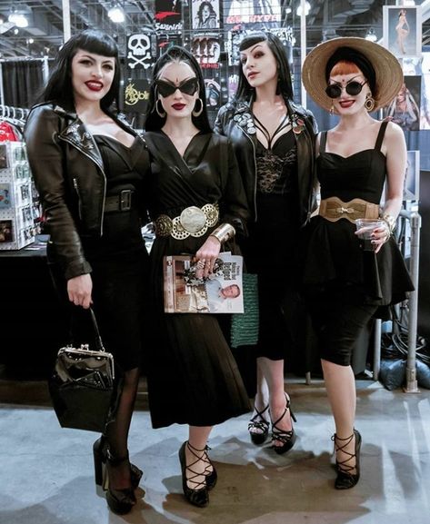 Gothic 50s Fashion, 1960s Goth Fashion, Alt Vintage Outfits, Gothic Outfits For Women Casual, Gothabilly Aesthetic, 1950s Goth, 50s Goth, Pin Up Goth, Mod Goth