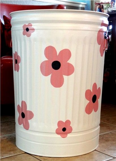 Garbage Can Painting Ideas, Paint Trash Can Ideas, Decorate Trash Can Ideas, Painting Trash Cans Ideas, Metal Trash Can Painted, Trash Can Decoration Ideas, Painted Metal Trash Cans, Painted Garbage Cans, Painted Trash Cans Ideas