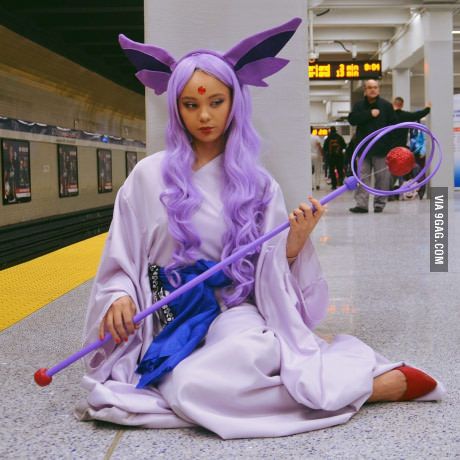 Espeon cosplay Espeon Costume, Espeon Gijinka, Espeon Cosplay, Cosplay Memes, Anime Cosplay Ideas, Pokemon Costumes, Easy Cosplay, Funny Cosplay, Pokemon Cosplay