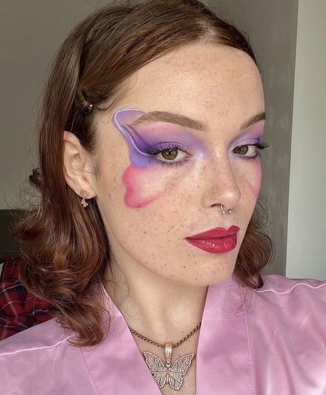 Makeup Ideas Colorful Creative, Pink Purple Makeup Looks, Creative Face Makeup Art, Pink Butterfly Makeup, Butterfly Makeup Halloween, Artistic Makeup Looks, Butterfly Makeup Look, Colorful Halloween Makeup, Butterfly Eye Makeup