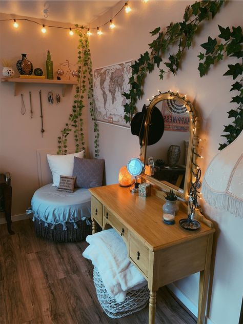 Cool Dorm Rooms, Hippy Room, Deco Studio, Dekorasi Kamar Tidur, Home Styles, Cute Room Ideas, Boho Room, Aesthetic Rooms, Style At Home