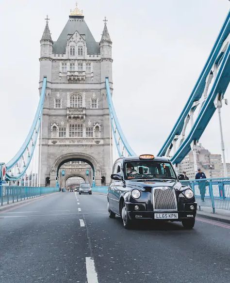 Discover London in a Private Black Cab - Airbnb London Cab, London Souvenirs, London Taxi, Black Cab, Oliver And Company, My Calendar, St Pauls Cathedral, London Tours, London Love