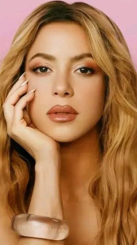 Shakira Brown Hair, Shakira Makeup, Shakira Concert, Shakira, Makeup Inspiration, Brown Hair, Concert, Celebrities, Stars