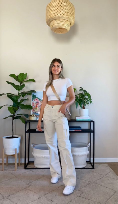 Uni Outfits Casual, Cargo Pant Outfits, Cream Pants Outfit, Linen Pants Style, Tan Outfit, Pant Outfits, Cargo Outfit, Cargo Pants Outfit Women, White Pants Outfit