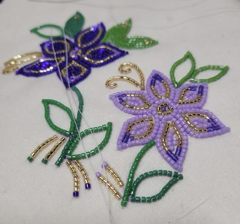 Ojibwe Floral Design Beadwork, Christi Belcourt, Metis Beading, Flower Beadwork, Beading Art, Floral Beadwork, Beadwork Ideas, Moti Work, Flower Pedals