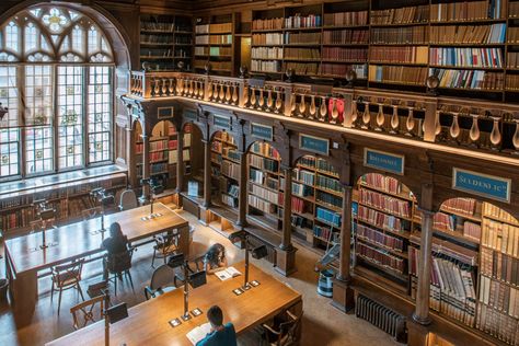 You Can Now Book An Exclusive After-Hours Tour Of The Bodleian Library In Oxford Oxford Library, Bodleian Library, Old Library, Library Images, A Discovery Of Witches, Home Libraries, Night Shift, Famous Landmarks, Reading Room