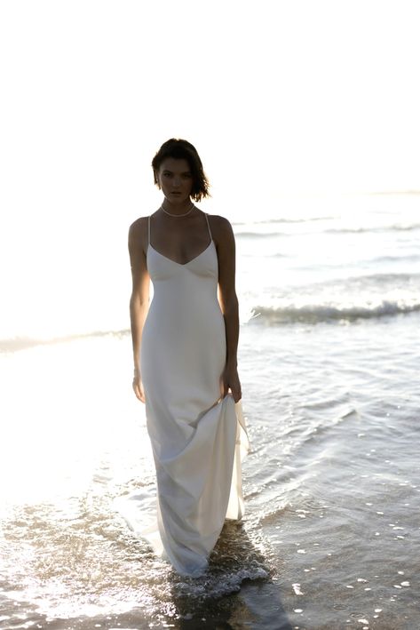 Minimalist Outfits Women, Free Wedding Dress, Boho Gown, Wedding Kit, Karen Willis Holmes, Bridal Photographs, High Fashion Looks, Minimalist Wedding Dresses, Bridal Jumpsuit