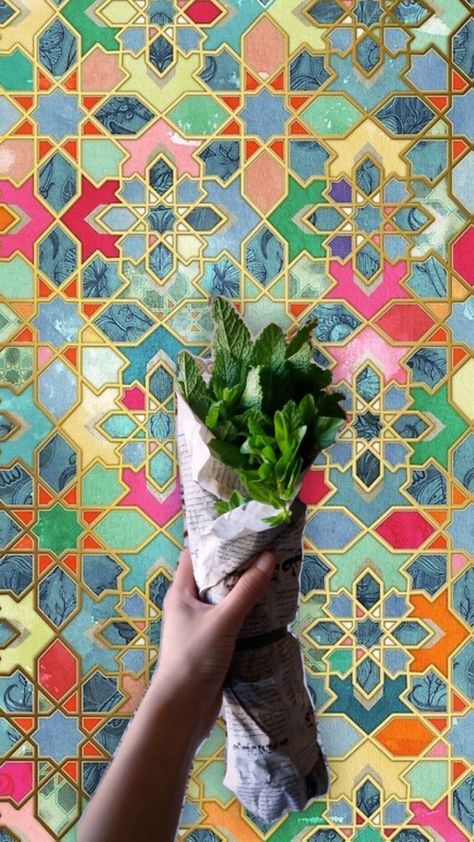 Une main qui tient un bouquet de menthe sur du zellij marocain Bahrain National Day, Arabic Pop Art, Moroccan Wallpaper, Texture Collage, Morocco Art, Aqua Man, Arabic Culture, Arab Art, Moroccan Aesthetic