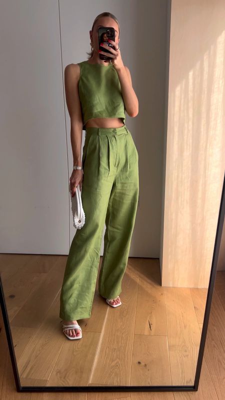 Tank Top Trousers Outfit, Olive Green Summer Outfit, Linen Trouser Outfit, Linen Trousers Outfit Summer, Top Trousers Outfit, Trousers Outfit Summer, Linen Trousers Outfit, Green Linen Trousers, Green Halter Top