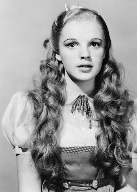 wizard of oz judy wardrobe Wizard Of Oz 1939, Hair Test, Dorothy Gale, The Wonderful Wizard Of Oz, The Wizard Of Oz, Judy Garland, Actrices Hollywood, The Wizard, Blonde Wig