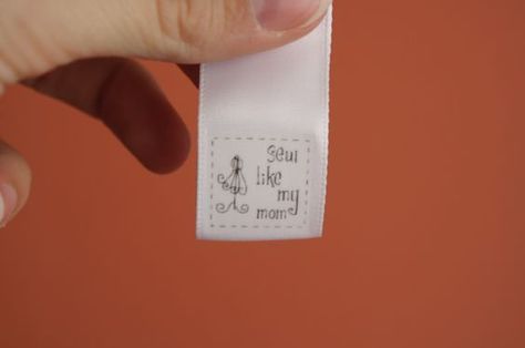 Best sewing label tutorial I've ever seen, from Sew Like My Mom. Thanks, Pal! Clothes Labels, Ribbon Clothing, Knitting Labels, Diy Label, Make Your Own Labels, Craft Label, Sewing Labels, Ribbon Diy, Diy Labels