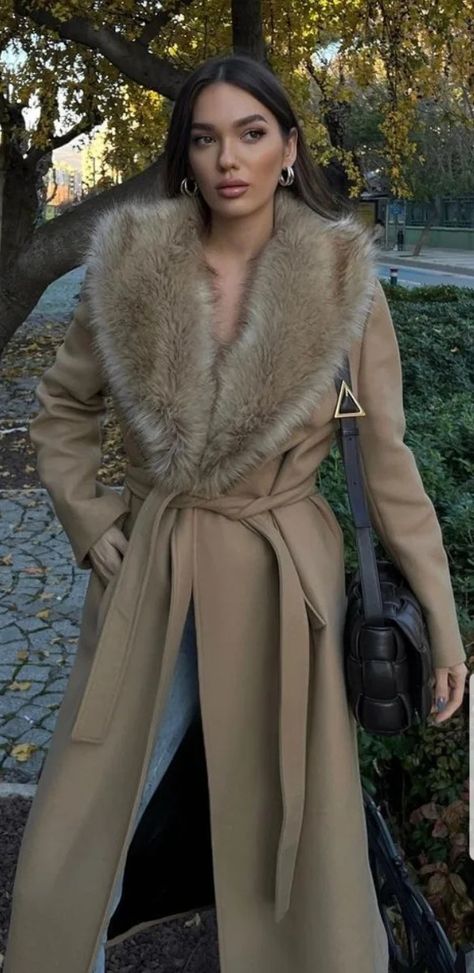 Beige Fur Coat Outfit, Beige Coat Outfit Classy, Nude Coat Outfit, Beige Coat Outfit, Fur Coat Aesthetic, Beige Fur Coat, Beige Faux Fur Coat, Fur Outfit, Fur Coat Outfit