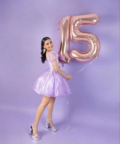 15 Photoshoot Ideas Casual, Quinceanera Studio Photoshoot, Quinceanera Studio Photography, 16 Bday Photoshoot Ideas, Purple Birthday Photoshoot, Purple Photoshoot Ideas, 15 Birthday Photoshoot Ideas, Sweet Sixteen Pictures, Quince Photoshoot Ideas