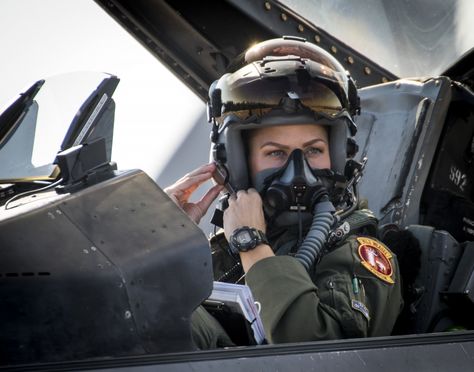 Air Force's 1st Female F-16 Viper demo team Commander Capt. Zoe Kotnik Relieved of duty After just 2 Weeks Female Fighter Pilot, Afghanistan Women, Photo Avion, Air Force Women, Jet Fighter Pilot, Air Force Pilot, F22 Raptor, Air Force Academy, Air Race