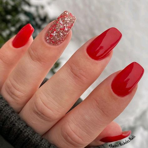 Red Matte Nails With Glitter, Red Dip Powder Nails Valentines Day, Red Christmas Present Nails, Plain Christmas Nails Simple, Christmas Nexgen Nails, December Dip Nails Christmas, Christmas Basic Nails, Red Dipped Nails, Dip Powder Nails Christmas