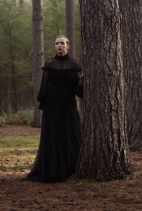 Killing Eve's Costume Designer Charlotte Mitchell Season 2 Interview - Villanelle and Eve Polastri Outfits Mcqueen Couture, Alexander Mcqueen Couture, Eve Costume, Jean Touitou, Mcqueen Dress, Killing Eve, Jodie Comer, Eve Outfit, Fashion Editorial