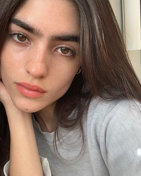 Natalia Castellar Calvani, Hispanic Hairstyles, Natalia Castellar, The Folk Of The Air, Folk Of The Air, Bushy Eyebrows, Black Brows, Pretty Nose, Yasmin Le Bon